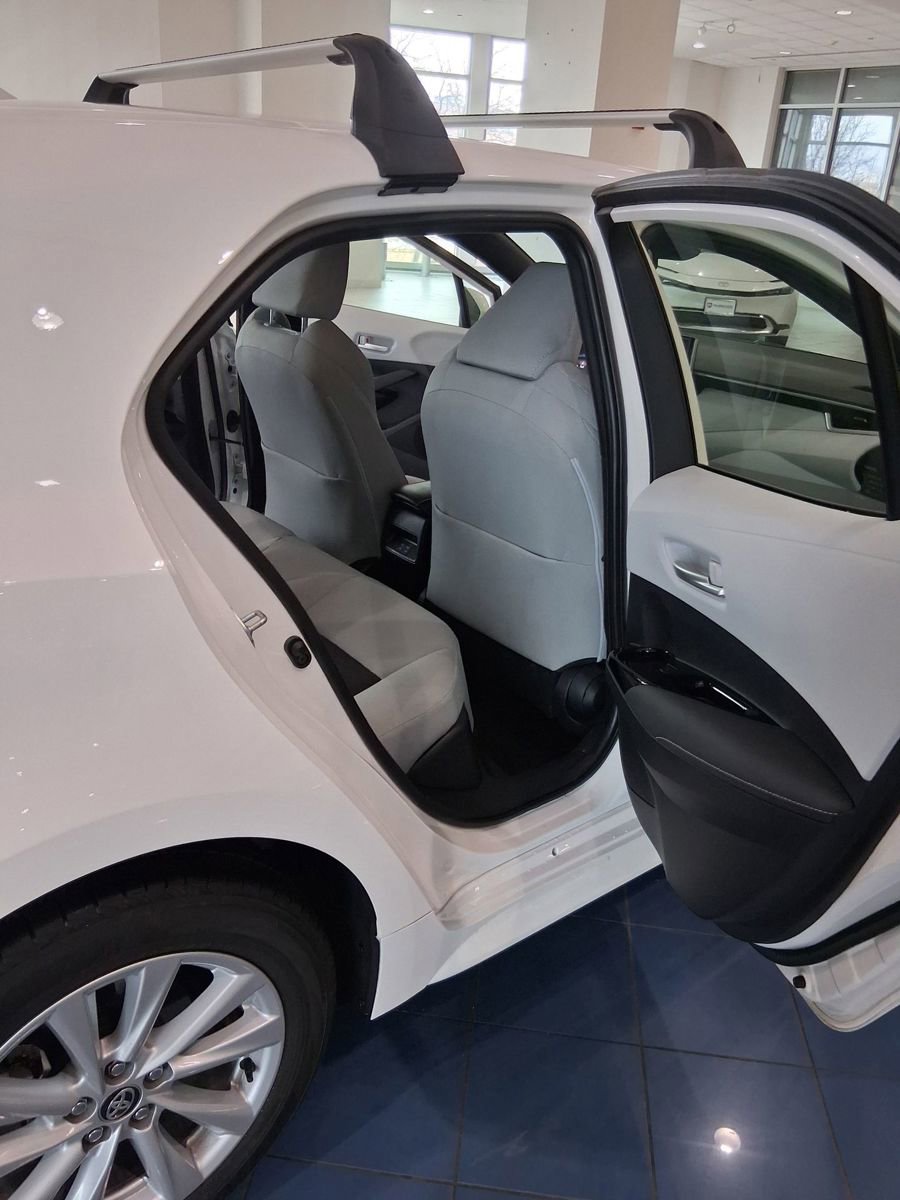 Used 2025 Toyota Corolla SE w/ SE Package image 11
