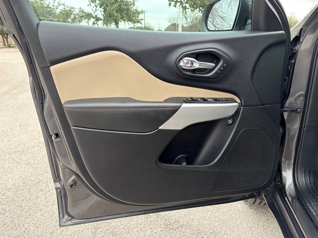 Used 2018 Jeep Cherokee Limited w/ Luxury Group image 18