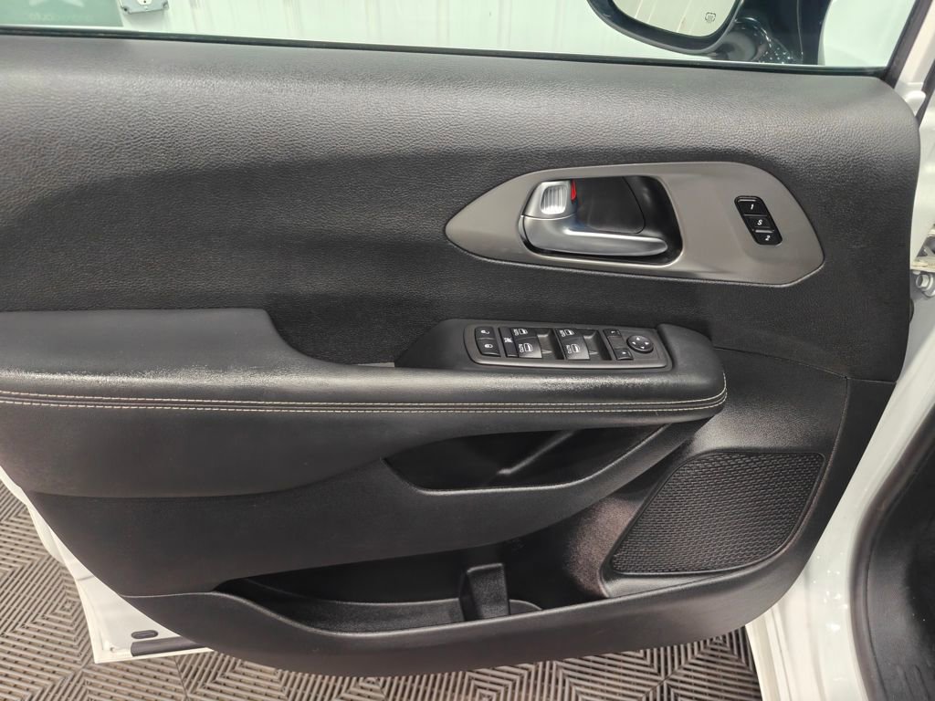 Used 2025 Chrysler Pacifica Select image 56
