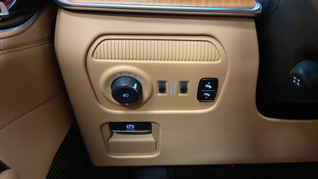 Used 2025 Jeep Grand Wagoneer L Series III w/ Rear Seat Video Group 1 AWD/4WD image 24