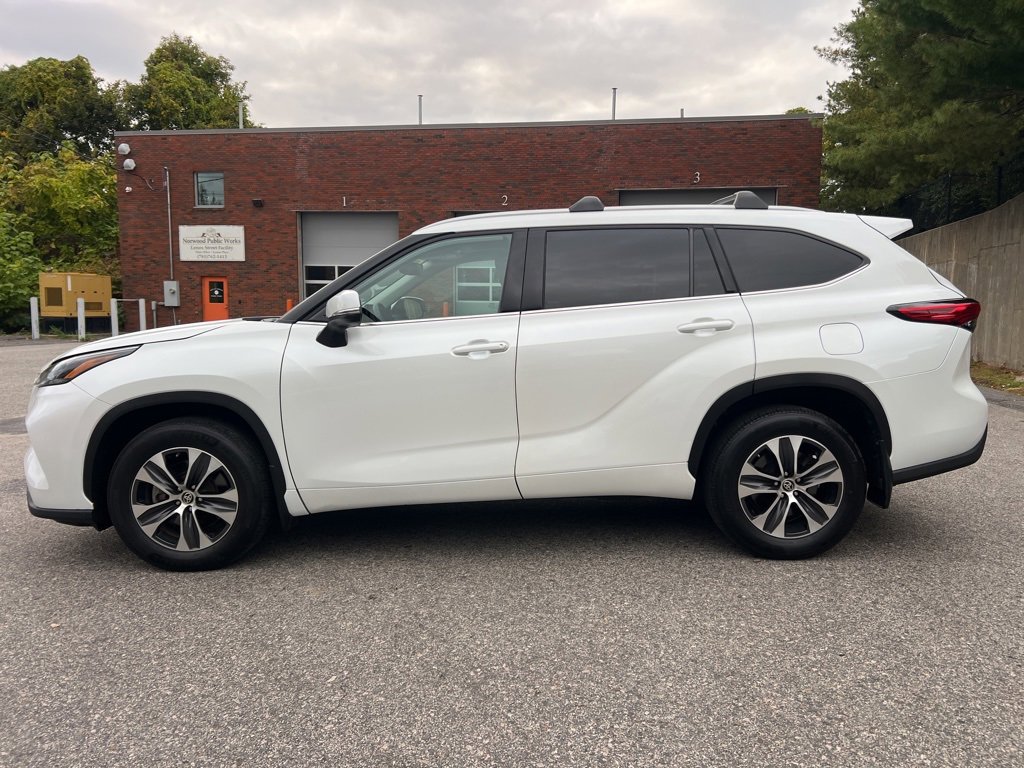 Used 2022 Toyota Highlander XLE image 2