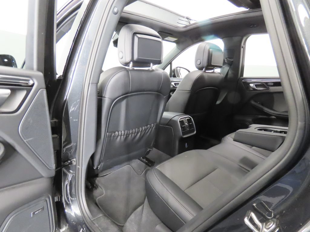 Certified 2025 Porsche Macan AWD/4WD image 44