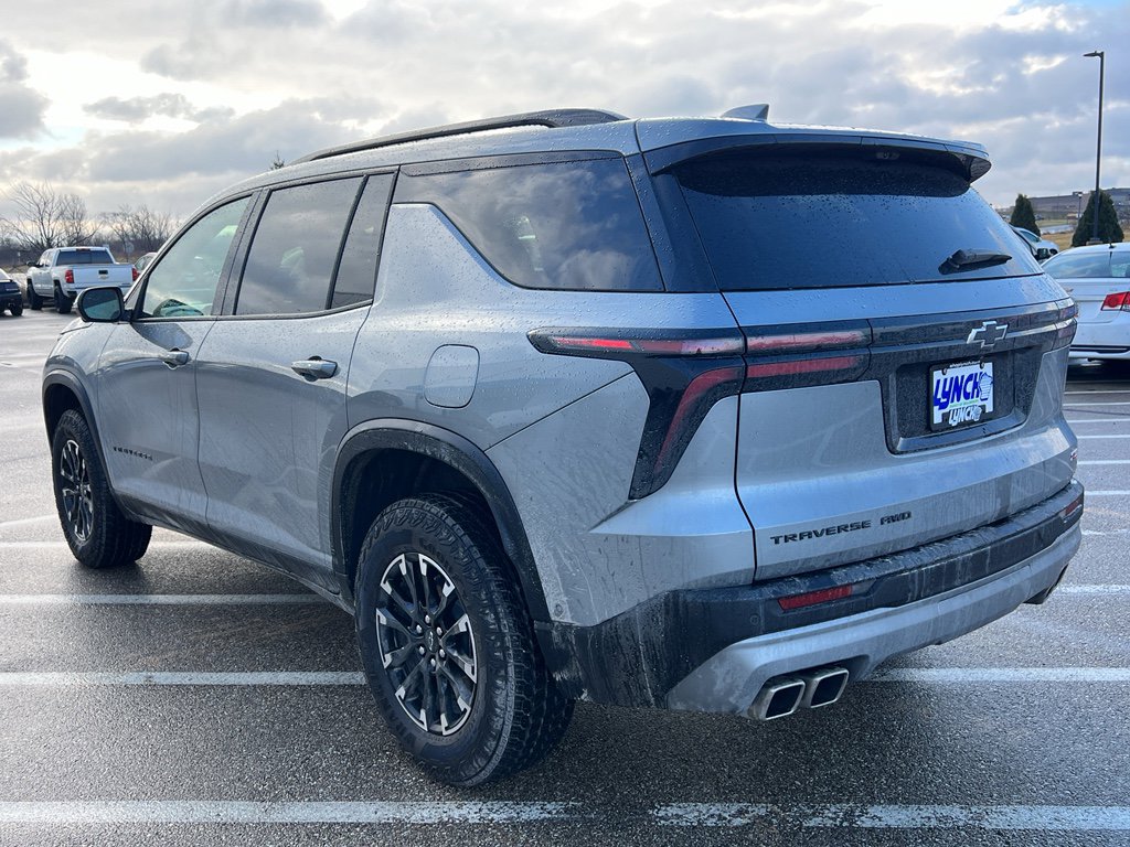 Used 2025 Chevrolet Traverse Z71 image 3