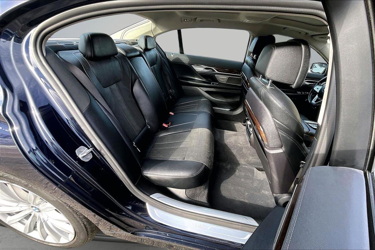 Used 2020 BMW 740i xDrive image 25