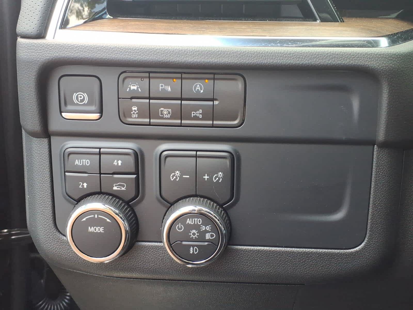 Certified 2025 Chevrolet Suburban High Country AWD/4WD image 11