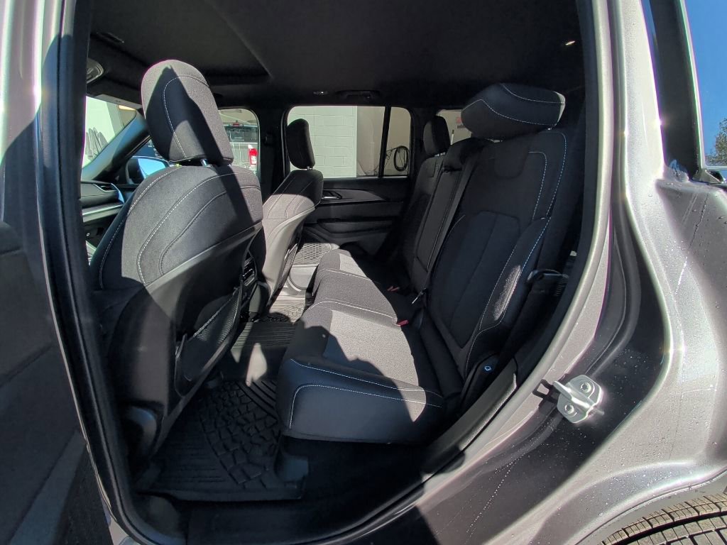 Used 2025 Jeep Grand Cherokee Laredo X w/ Luxury Tech Group I image 13