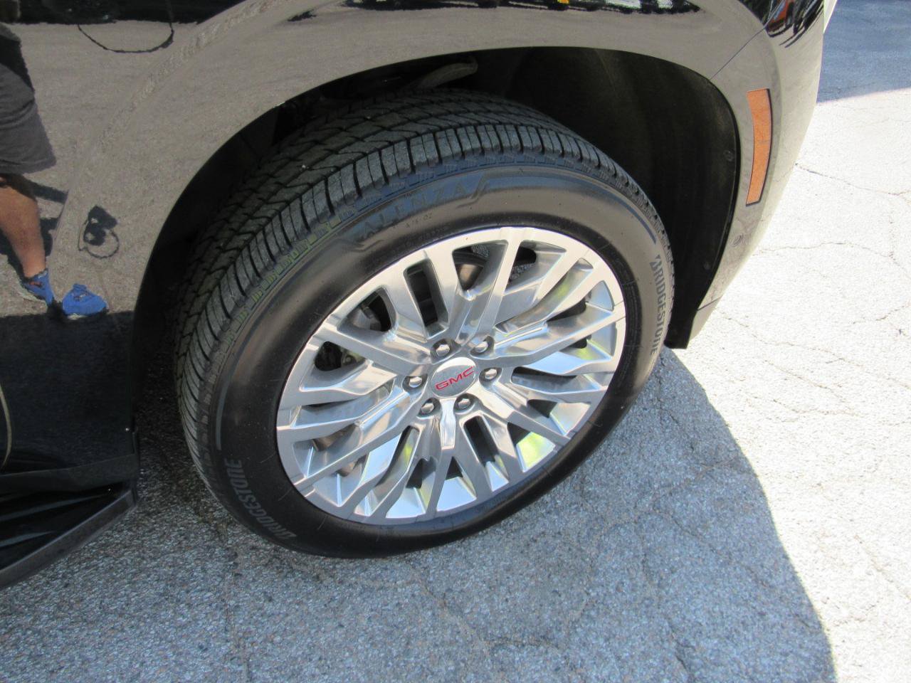 Used 2025 GMC Yukon XL Denali AWD/4WD image 42