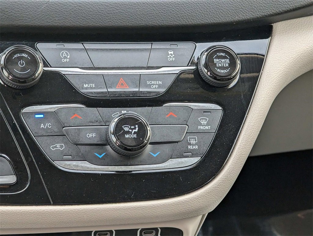 Used 2023 Chrysler Voyager LX image 18