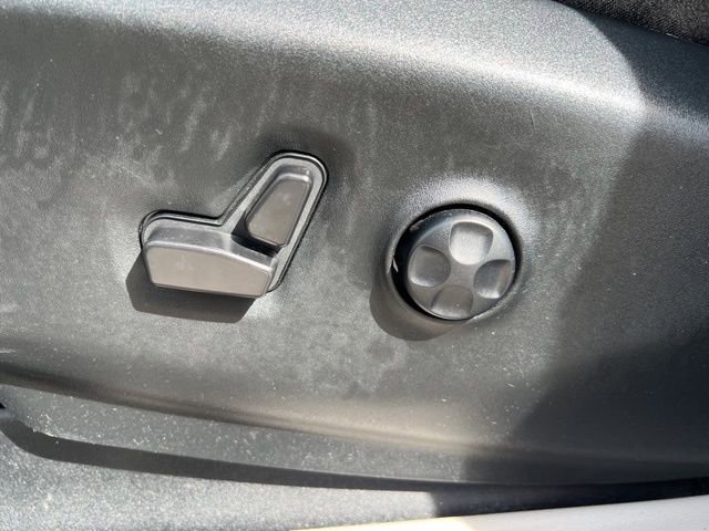 Used 2024 Chrysler Pacifica Touring-L image 19