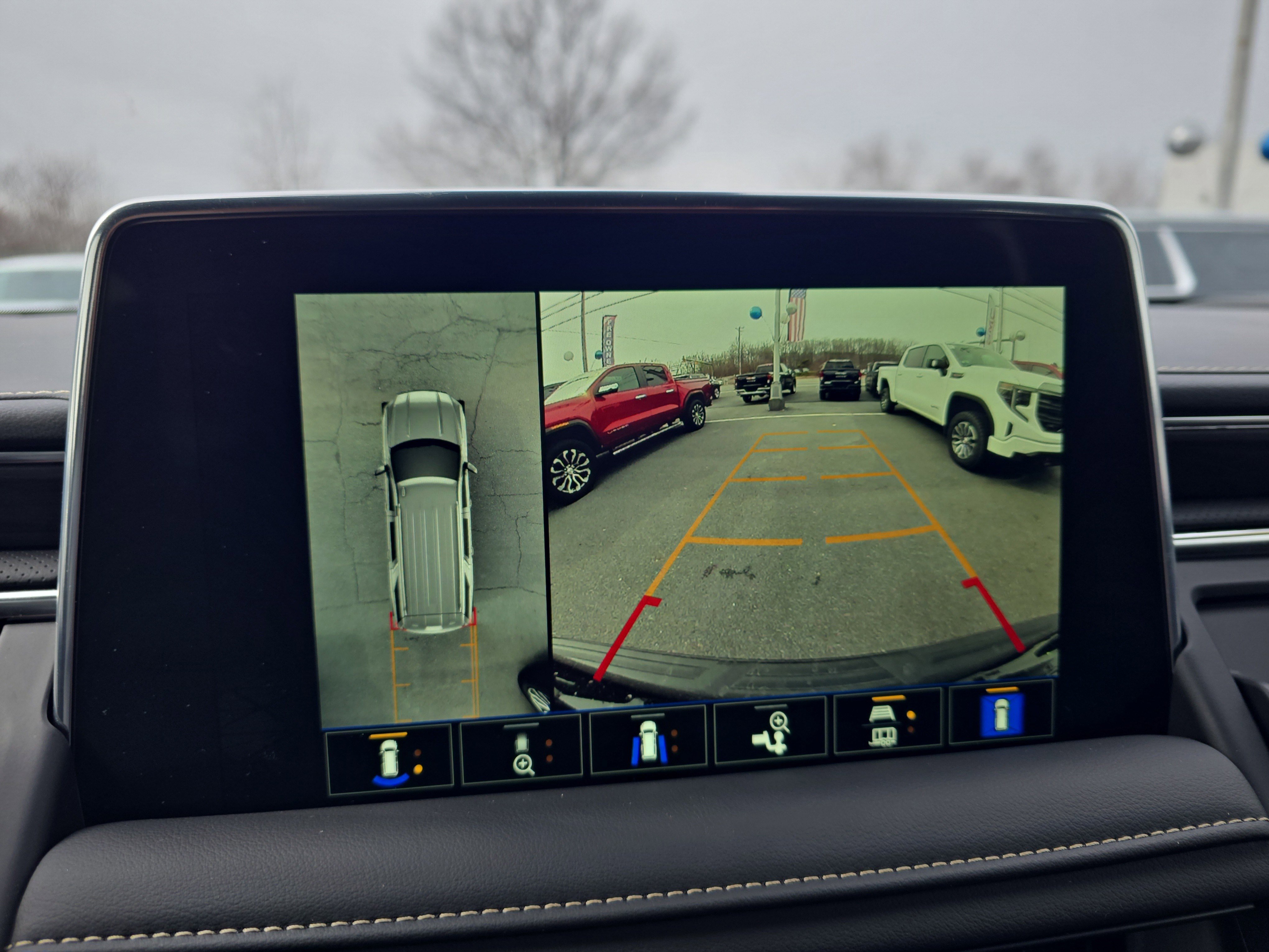 Used 2024 GMC Yukon SLT w/ SLT Luxury Package image 34