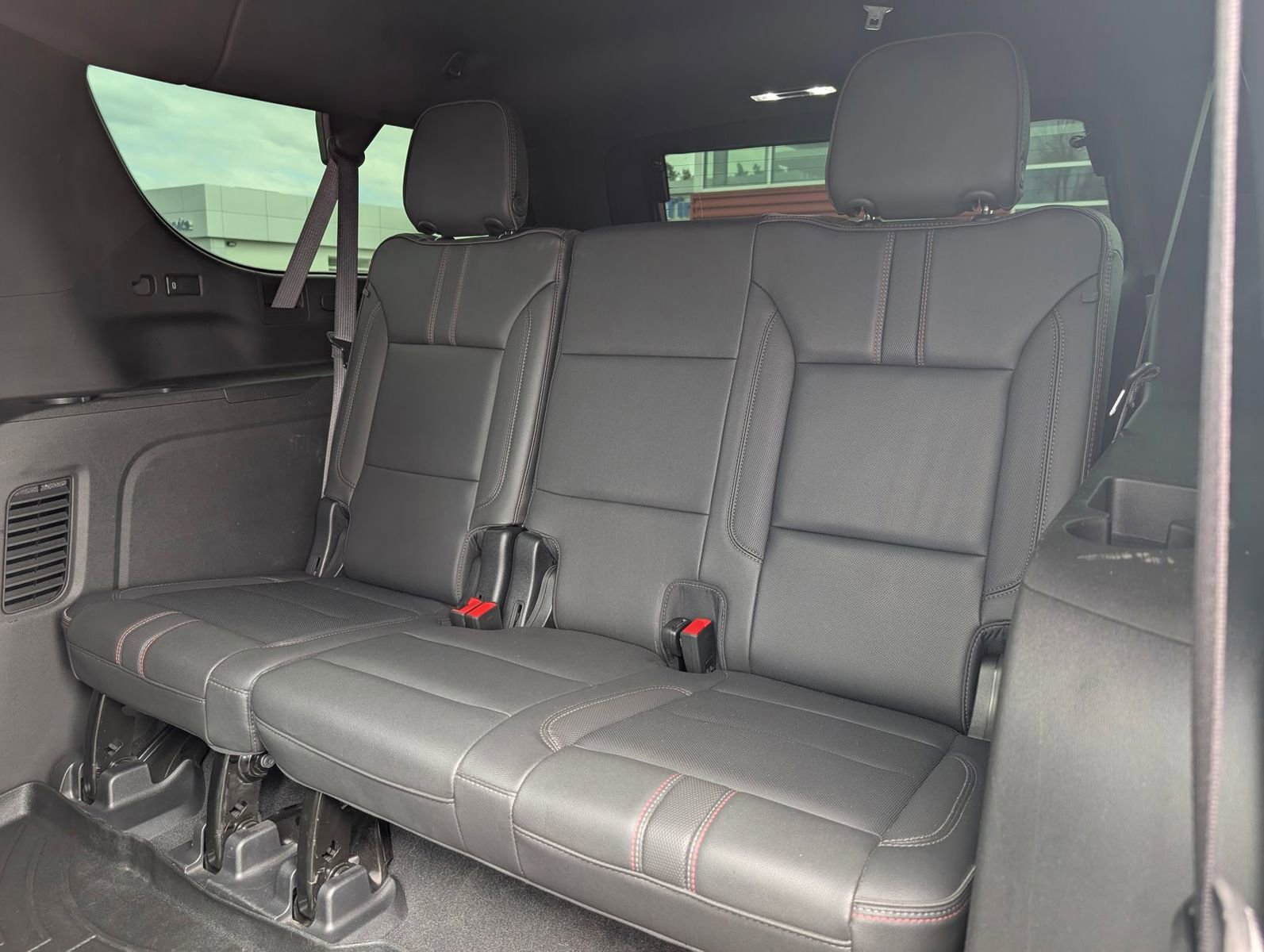 Used 2022 Chevrolet Suburban RST w/ Luxury Package AWD/4WD image 31