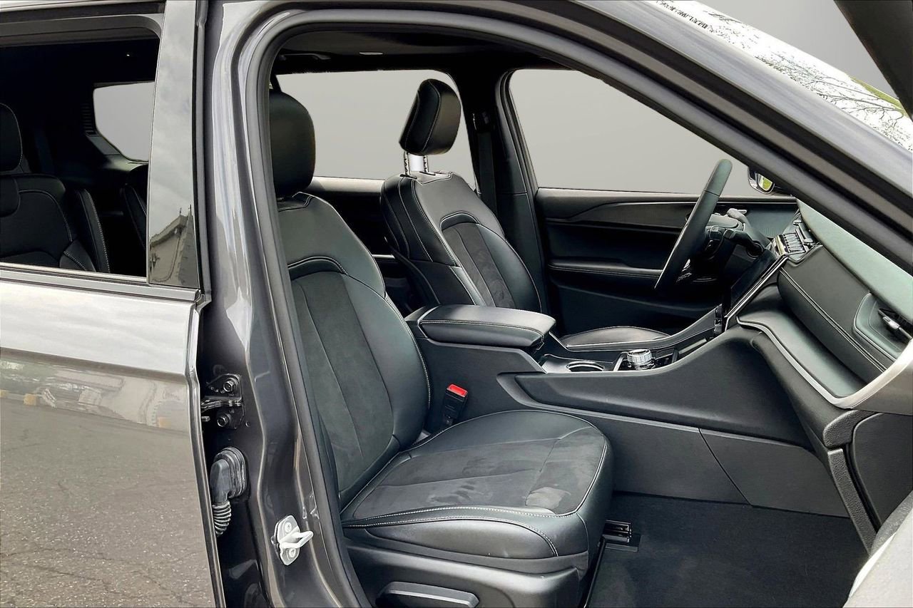 Certified 2025 Jeep Grand Cherokee L Altitude image 24