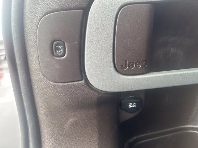 Used 2018 Jeep Cherokee Overland w/ Technology Group AWD/4WD image 16