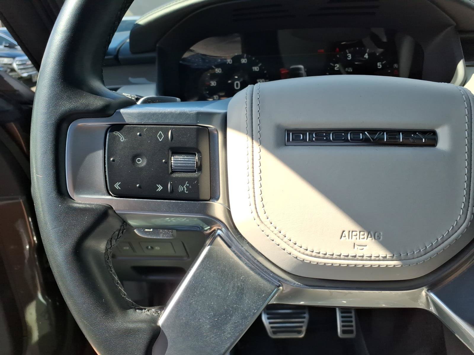 Used 2023 Land Rover Discovery Metropolitan Edition AWD/4WD image 27