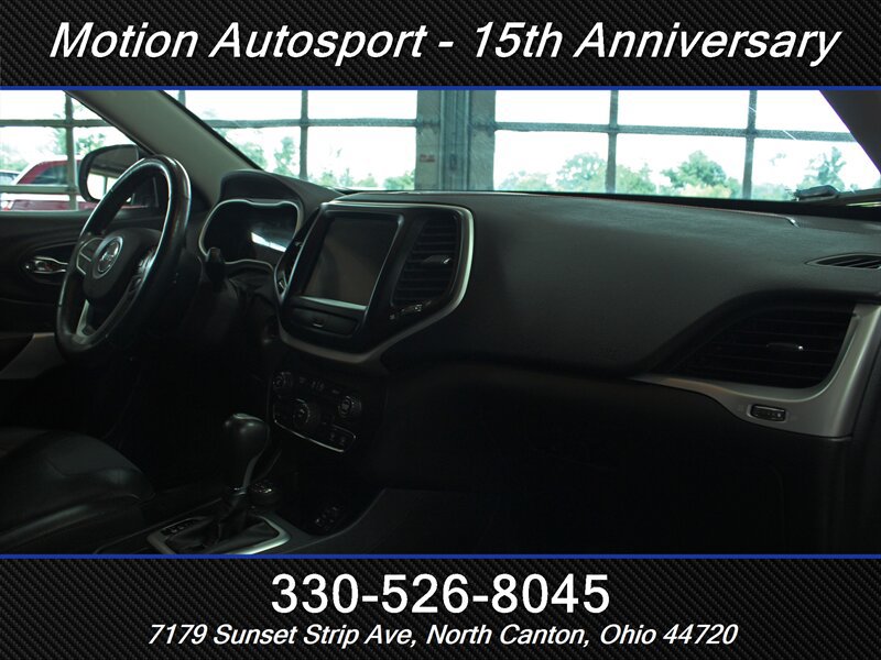 Used 2017 Jeep Cherokee Trailhawk AWD/4WD image 27