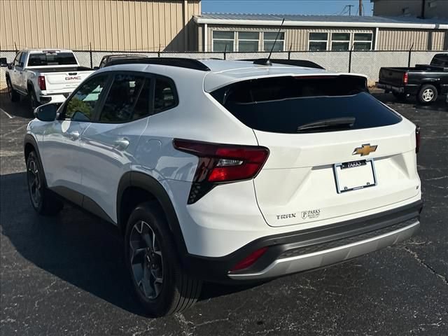 Used 2025 Chevrolet Trax LT w/ Driver Confidence Package FWD image 8
