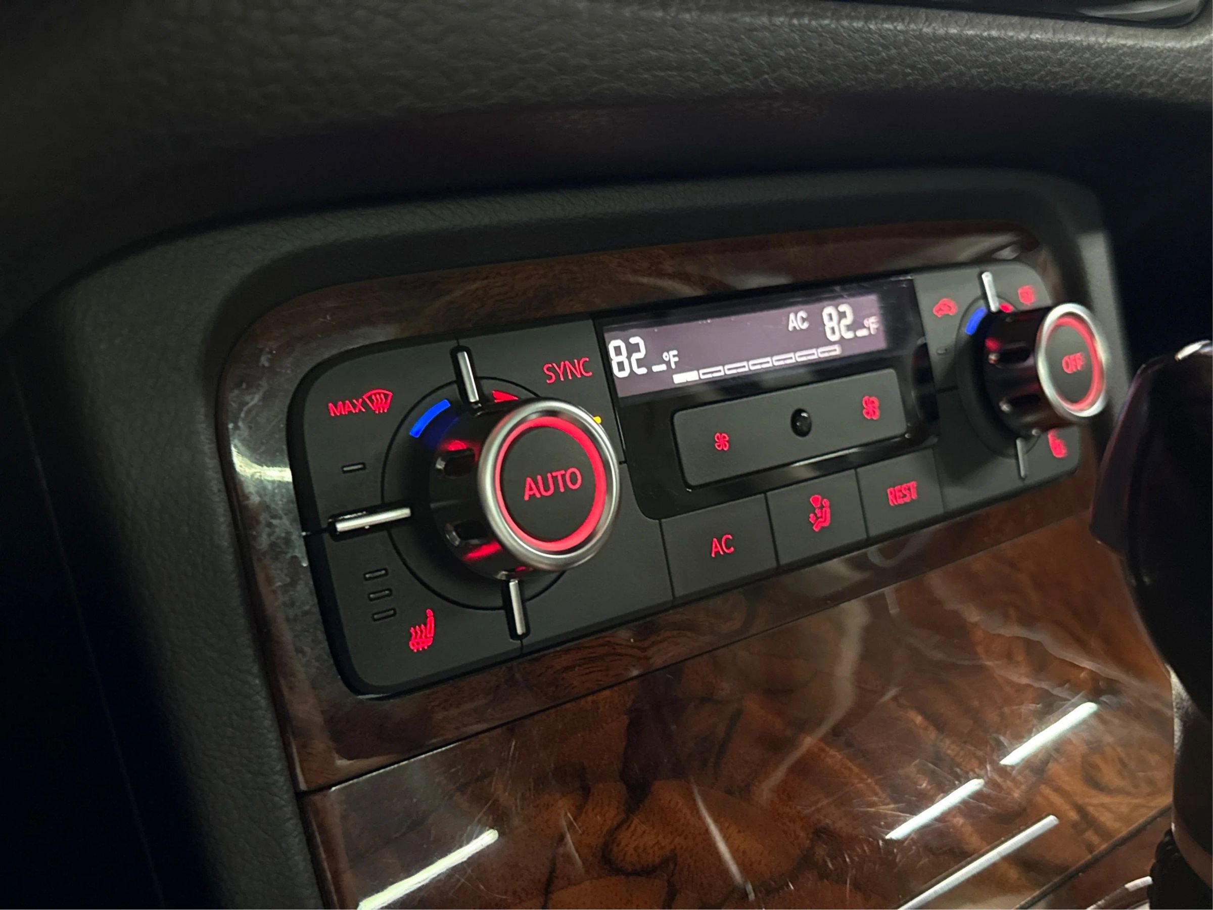 Used 2013 Volkswagen Touareg TDI image 27