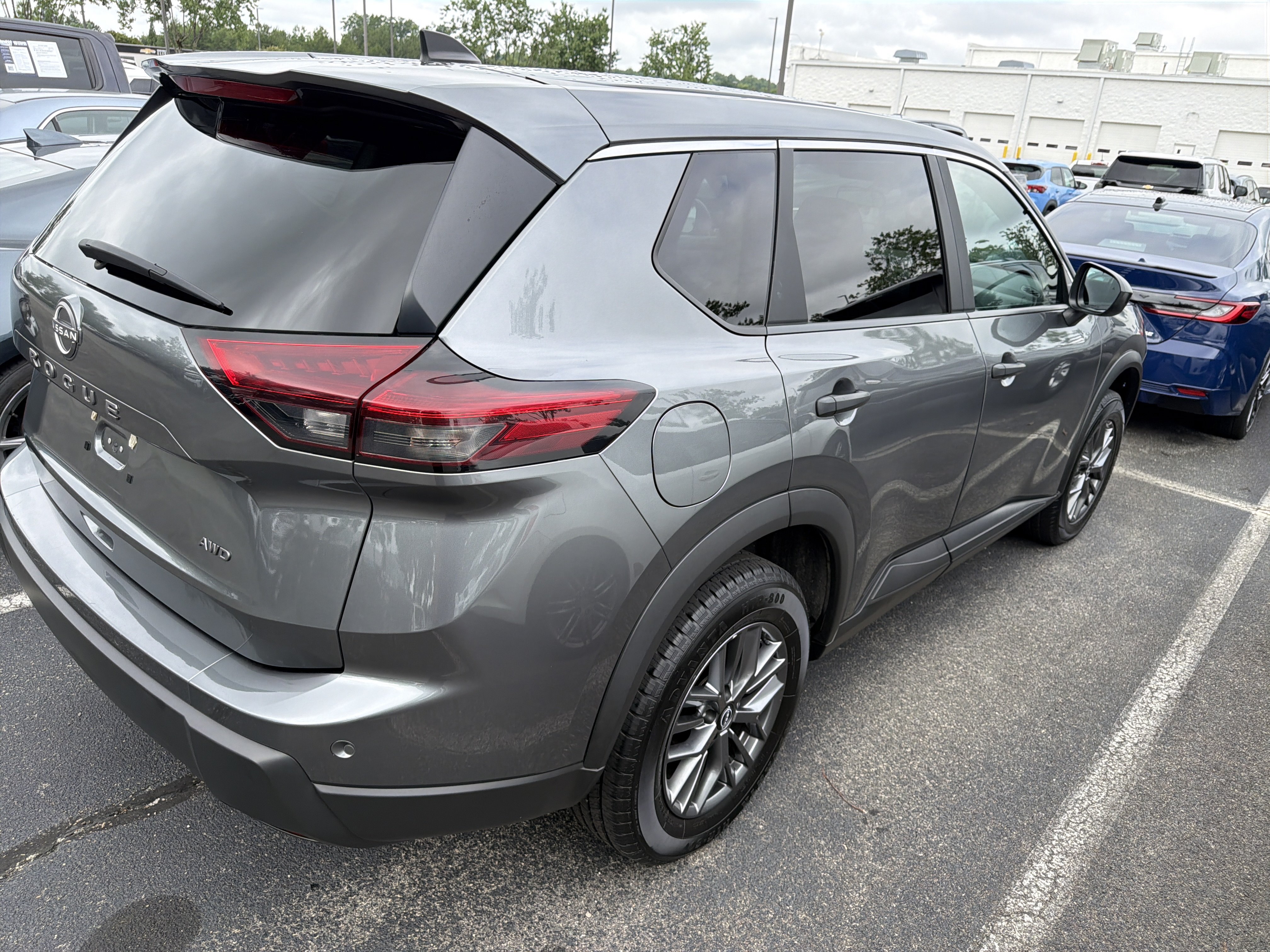 Used 2024 Nissan Rogue S AWD/4WD image 10
