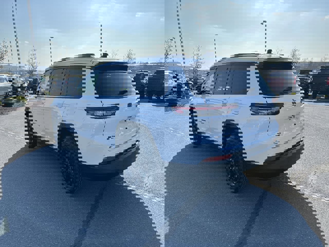 Used 2023 Jeep Grand Cherokee L Laredo image 5