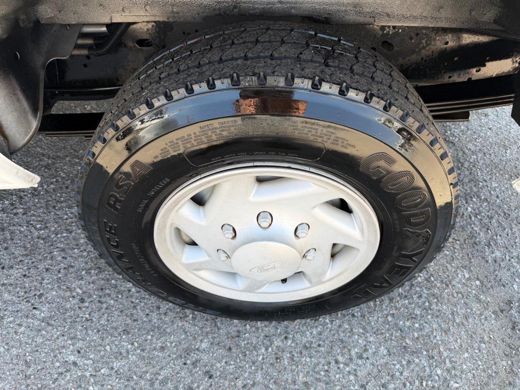 Used 2009 Ford E-350 and Econoline 350 Super Duty Wagon RWD image 43