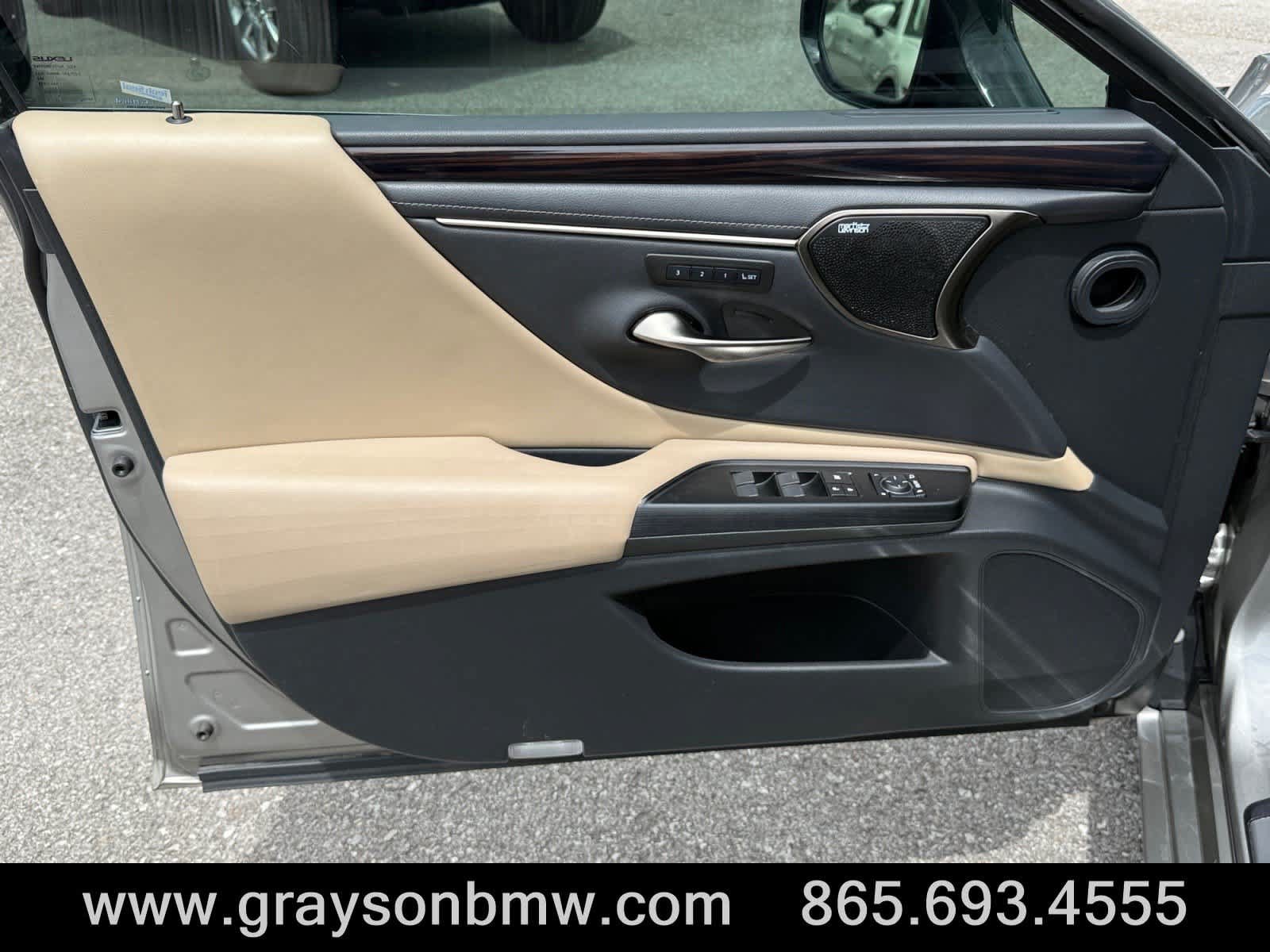 Used 2020 Lexus ES 300h Ultra Luxury w/ Accessory Package 2 FWD image 15