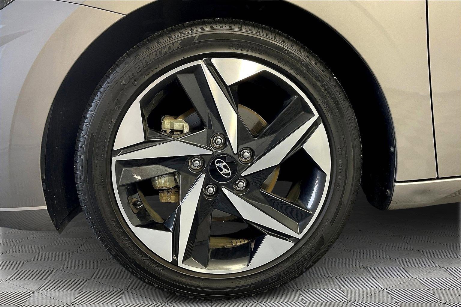 Certified 2022 Hyundai Elantra Limited w/ Preferred Accessory Package image 33