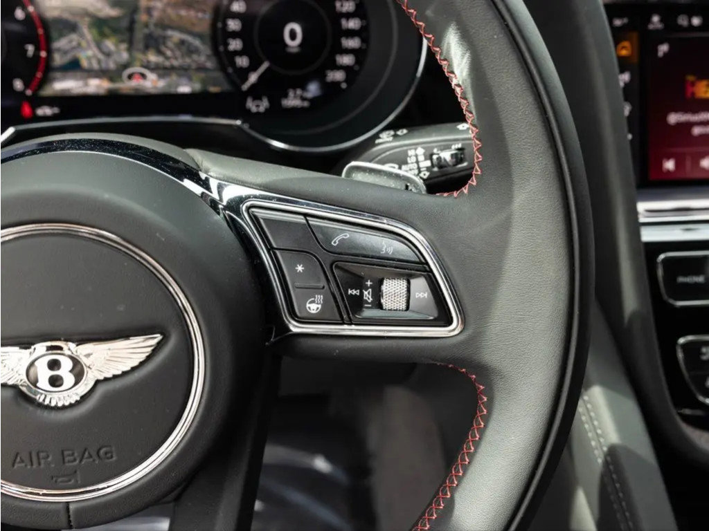 Used 2025 Bentley Bentayga V8 image 37