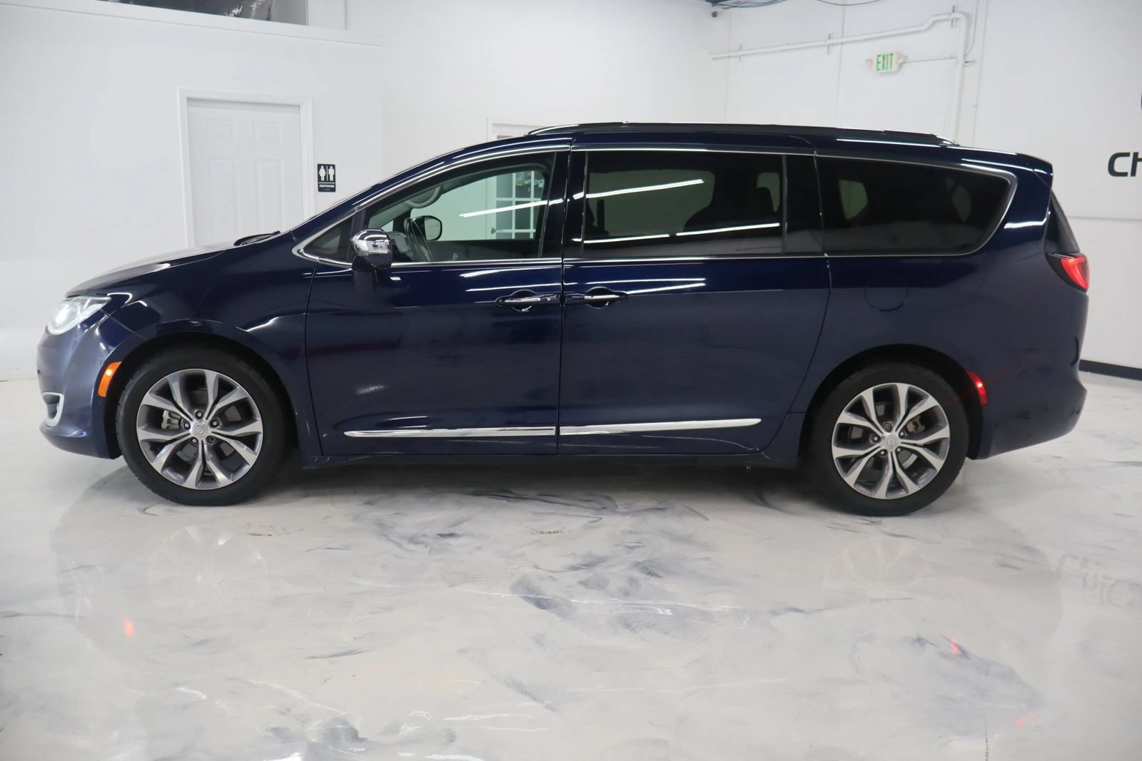 Used 2019 Chrysler Pacifica Limited w/ Tire & Wheel Group FWD image 5
