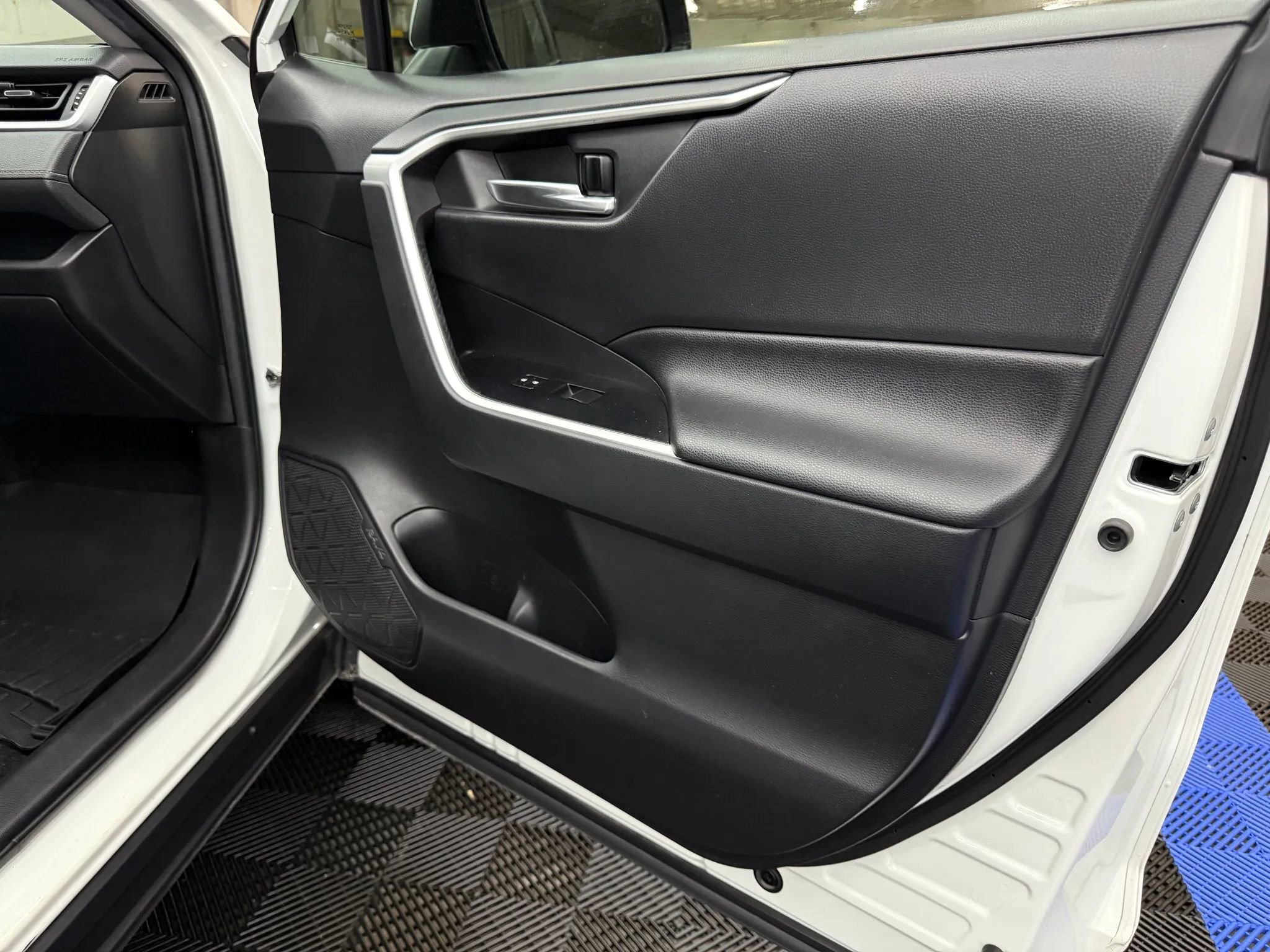 Used 2020 Toyota RAV4 XLE Premium image 5