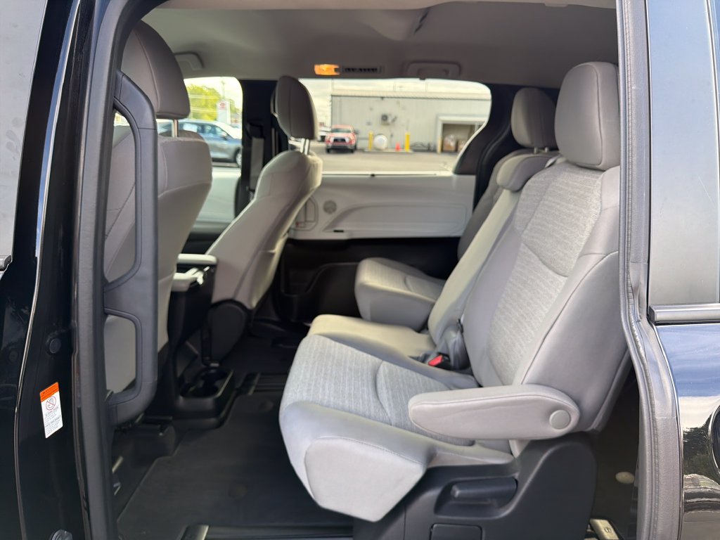 Used 2025 Toyota Sienna LE FWD image 17