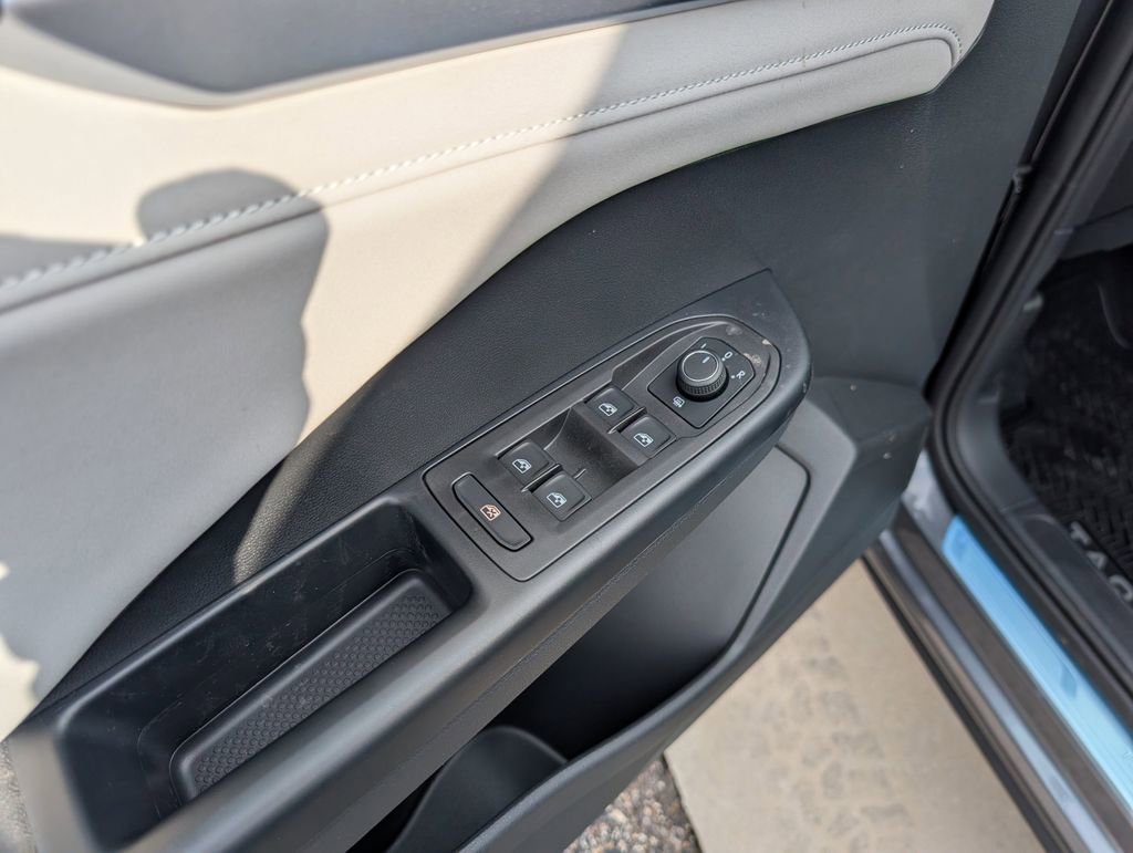 New 2026 Volkswagen Taos SE image 11