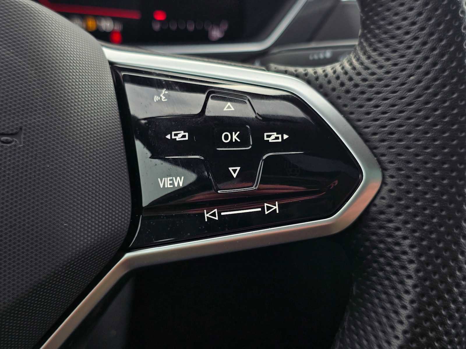 Used 2023 Volkswagen Tiguan SE R-Line image 36