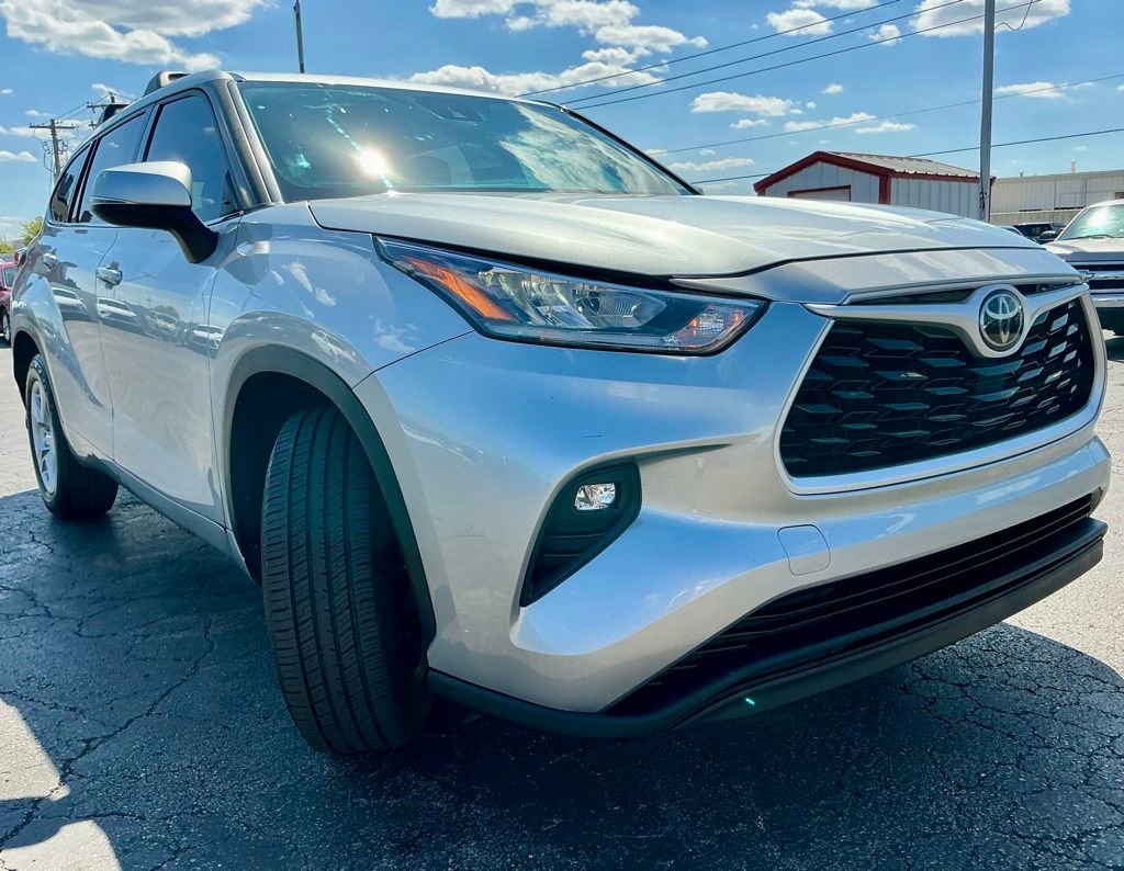 Used 2021 Toyota Highlander LE image 2