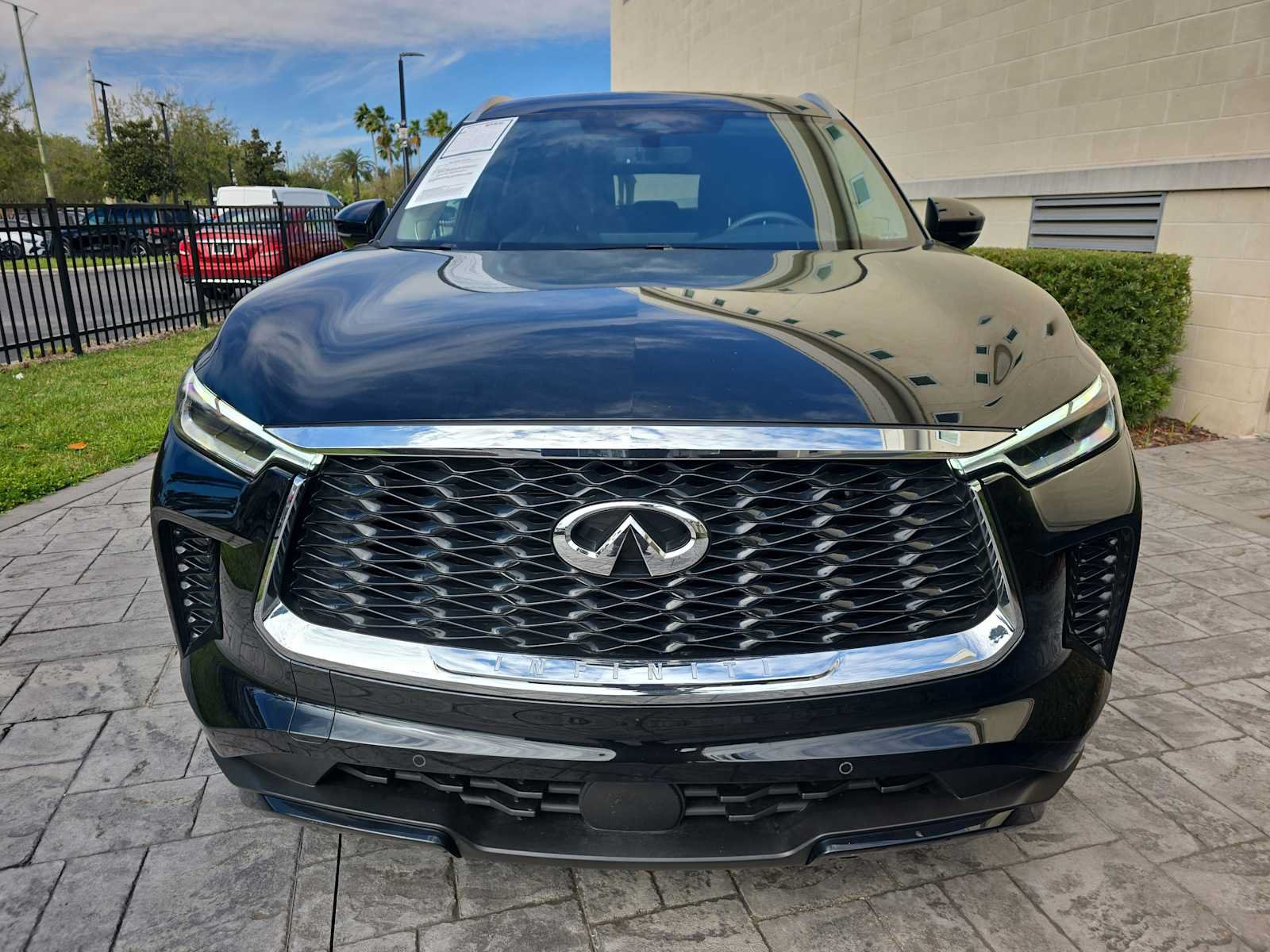 Used 2025 INFINITI QX60 Luxe FWD image 2