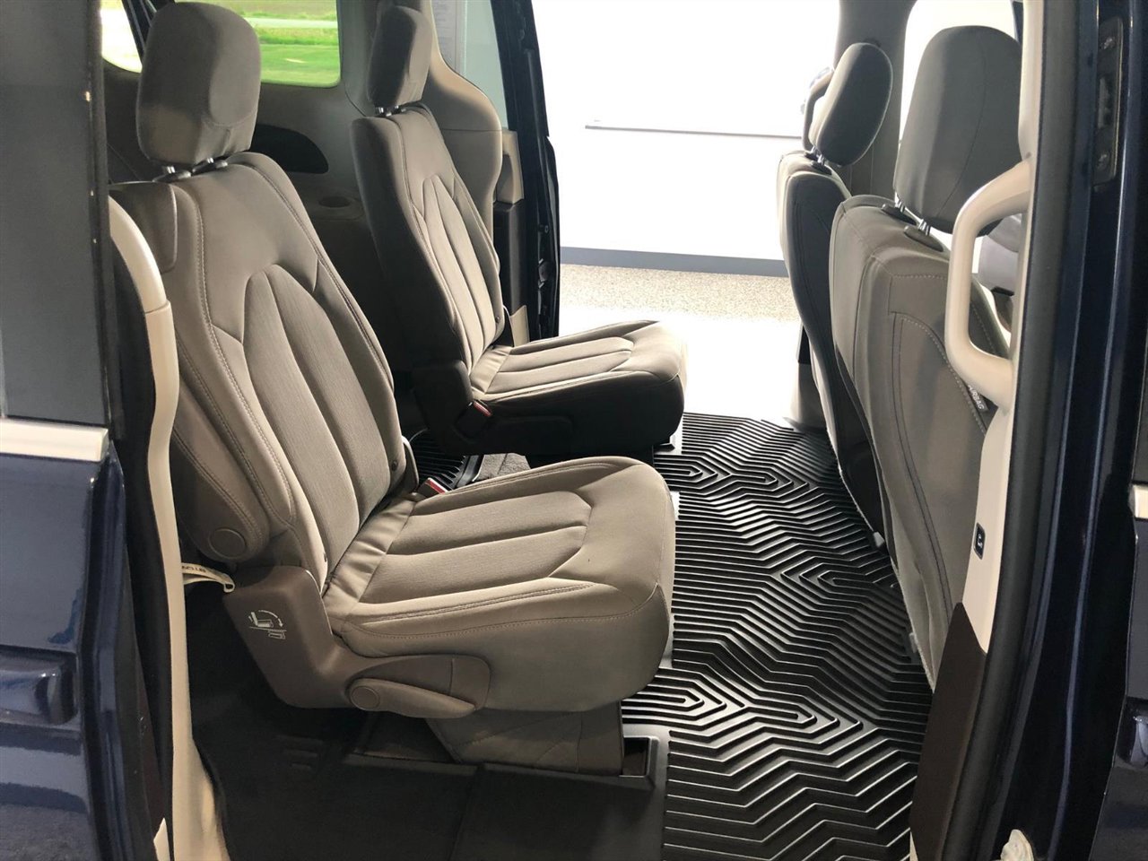 Used 2017 Chrysler Pacifica Touring w/ Tire & Wheel Group image 14