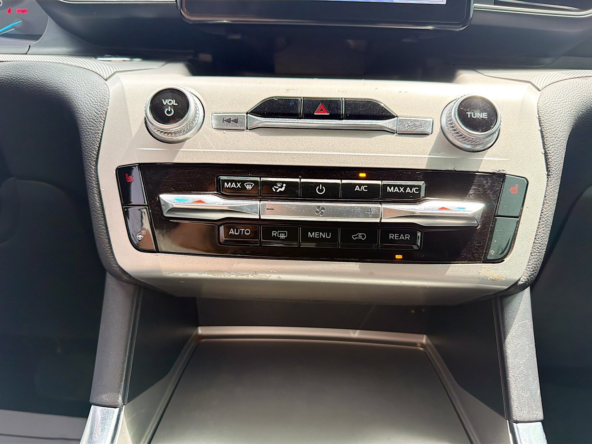 Certified 2022 Ford Explorer XLT w/ Equipment Group 202A AWD/4WD image 19