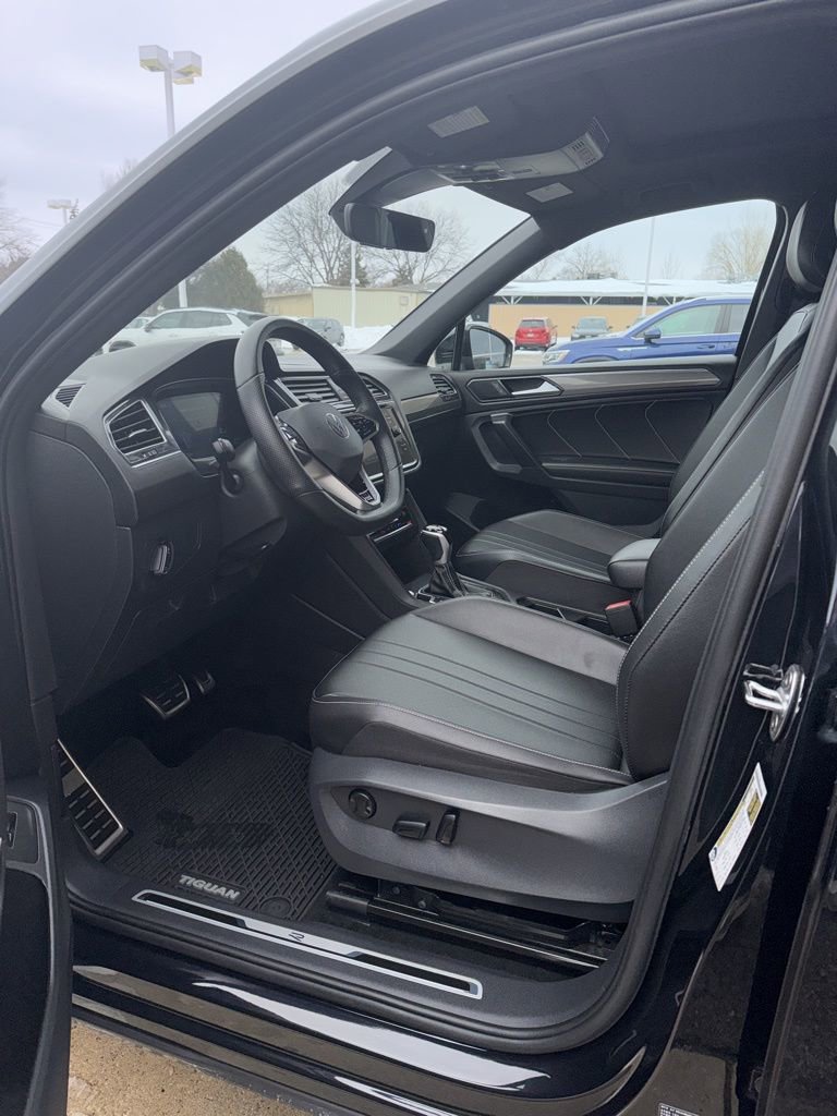 Certified 2024 Volkswagen Tiguan SE R-Line image 10