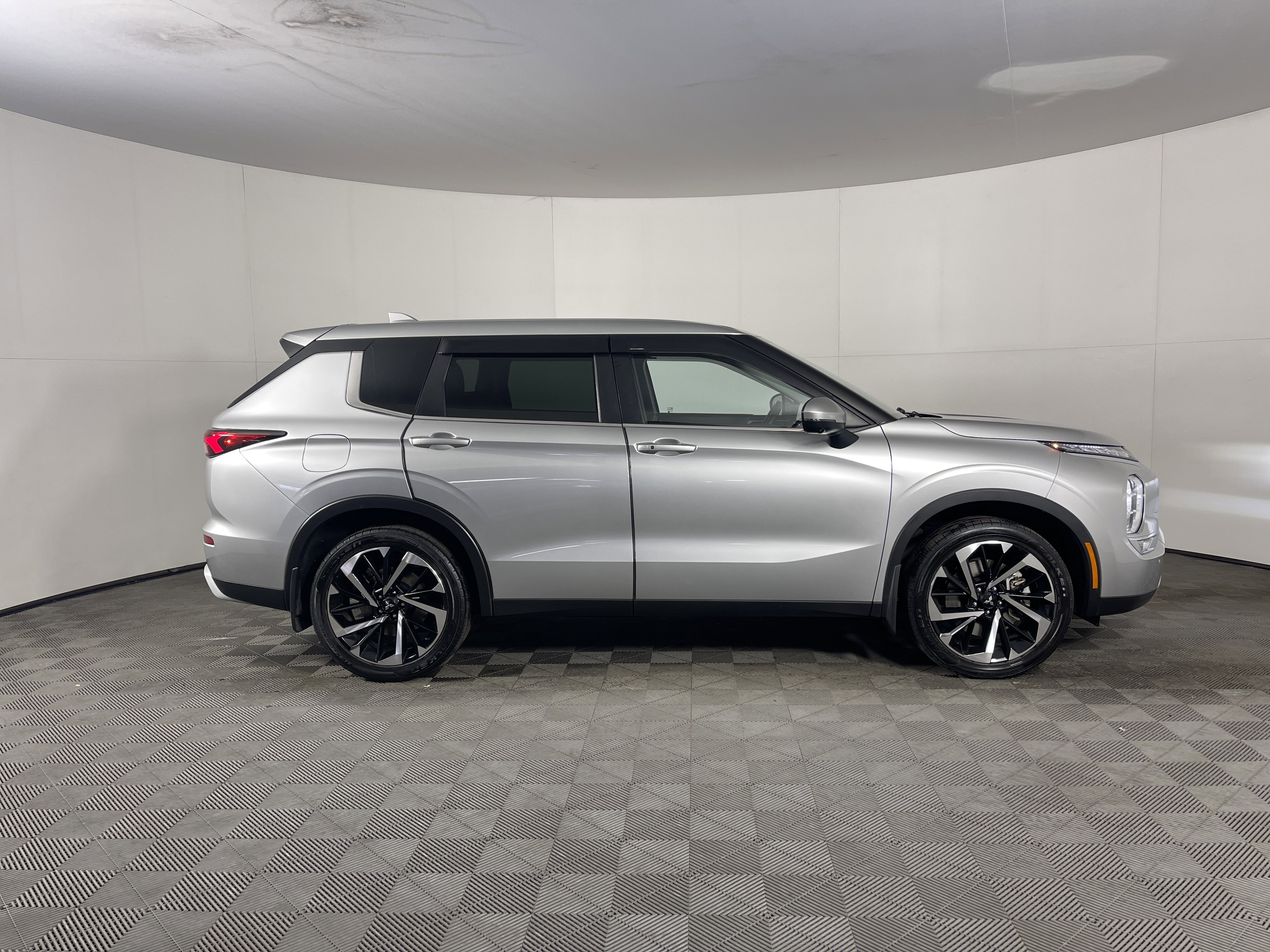 Used 2022 Mitsubishi Outlander SE image 5