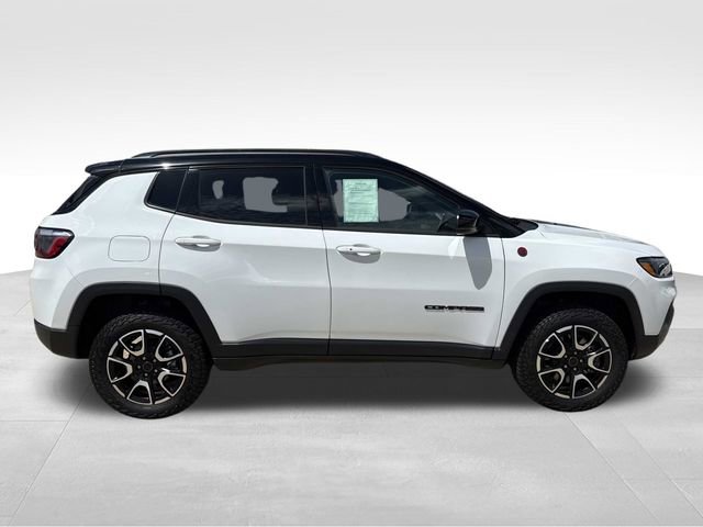 Used 2025 Jeep Compass Trailhawk AWD/4WD image 9