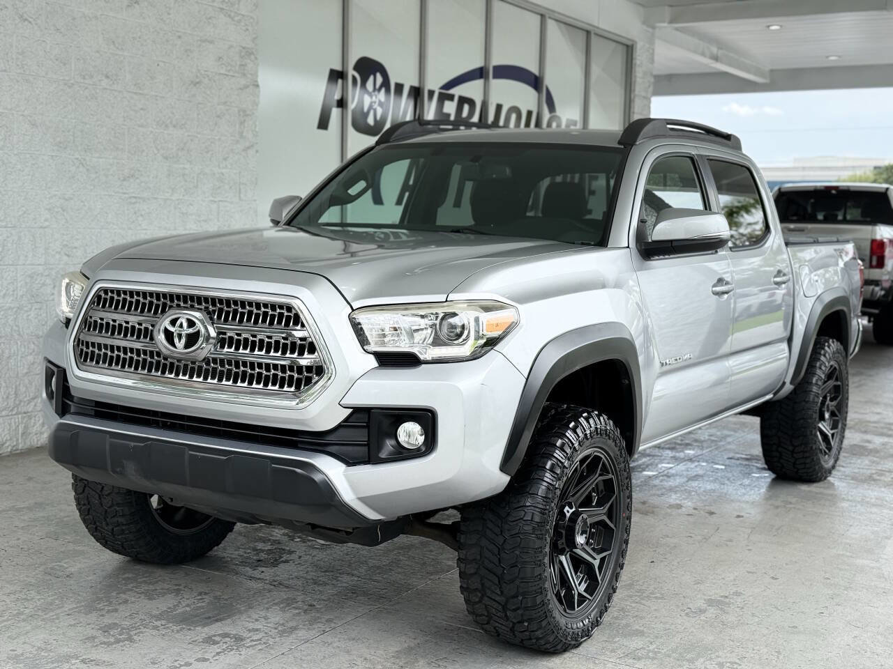 Used 2017 Toyota Tacoma TRD Off-Road w/ Tow Package (A/T) image 3