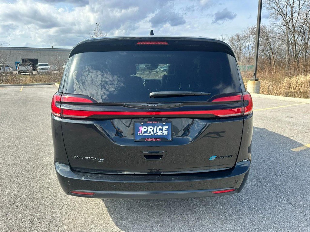 Used 2024 Chrysler Pacifica Premium image 4
