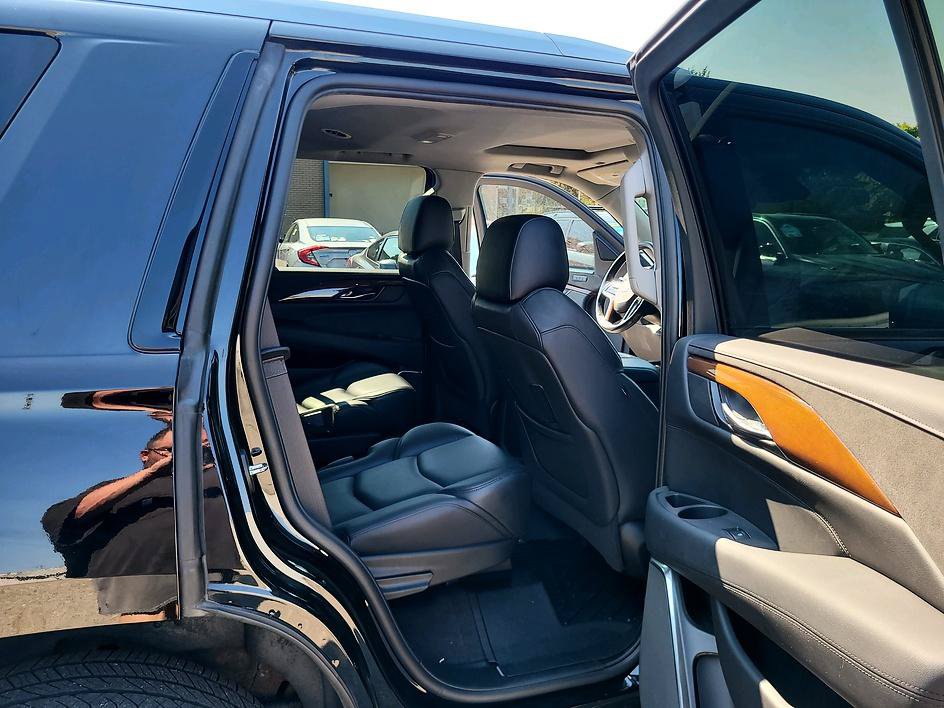 Used 2020 Cadillac Escalade Luxury w/ Escalade Sport Edition AWD/4WD image 43