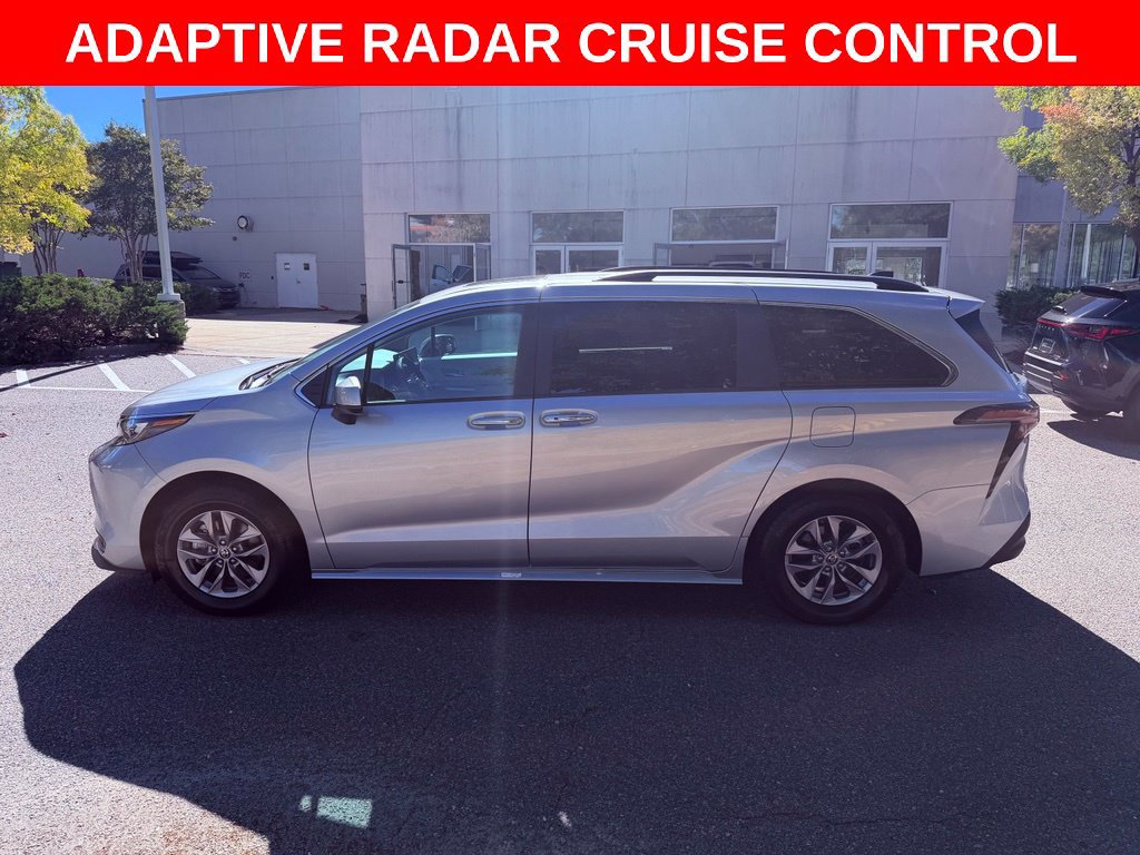 Used 2025 Toyota Sienna XLE FWD image 4