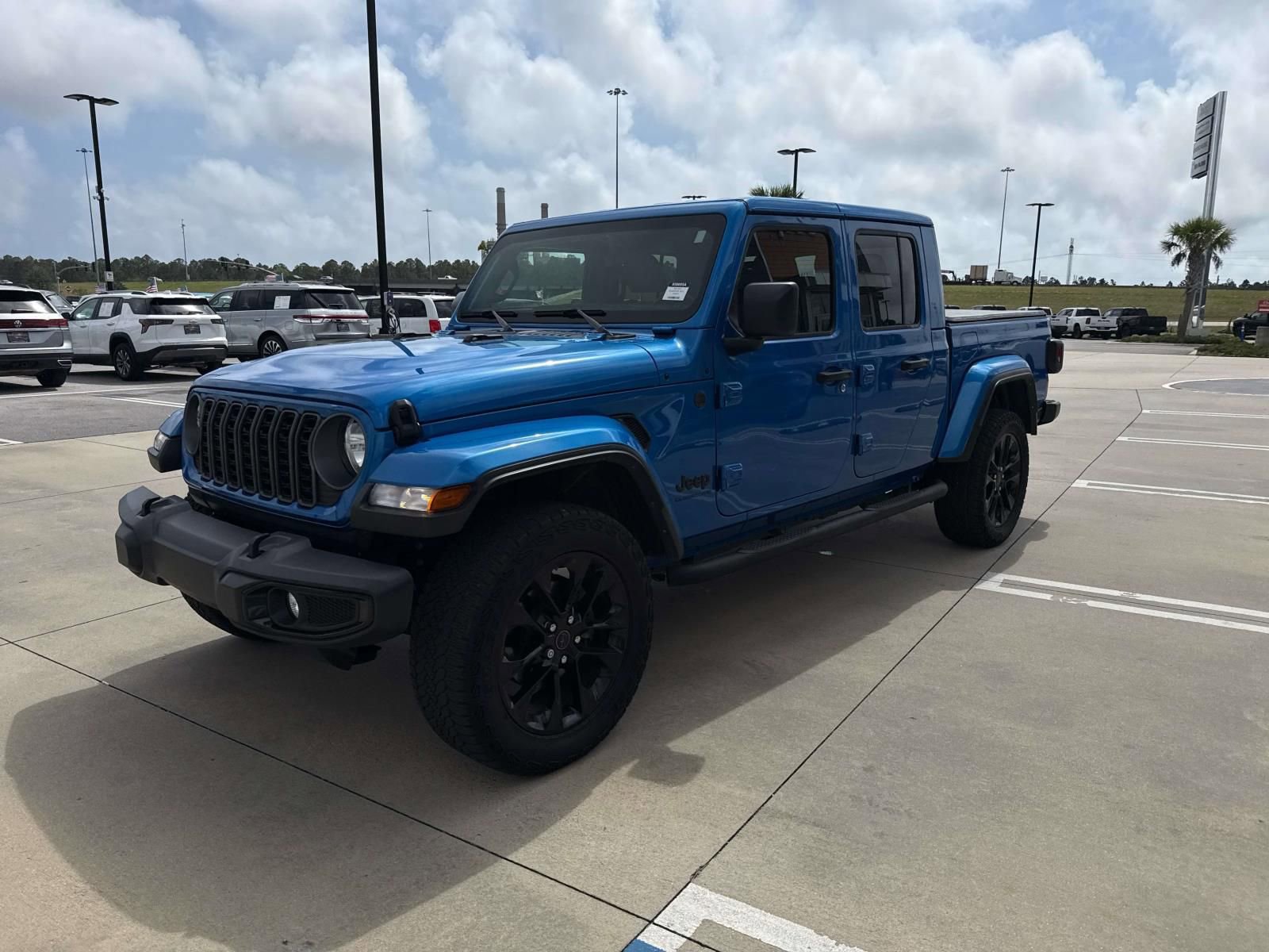 Used 2025 Jeep Gladiator Sport image 3