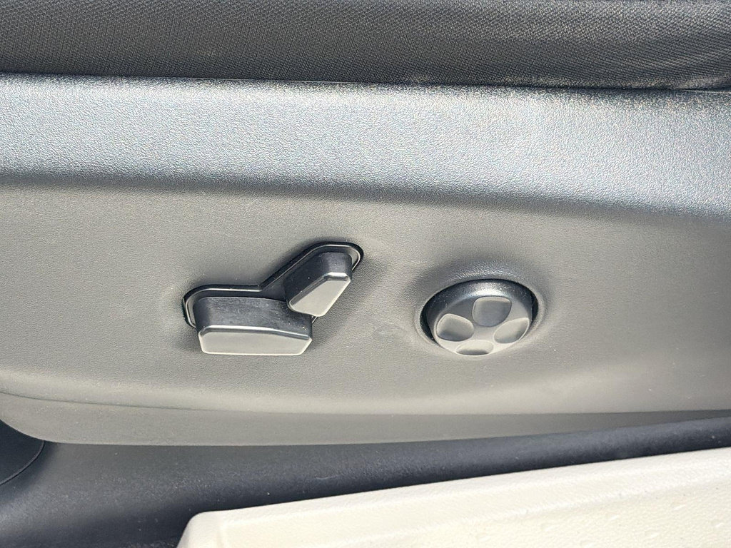 Used 2023 Chrysler Voyager LX FWD image 21