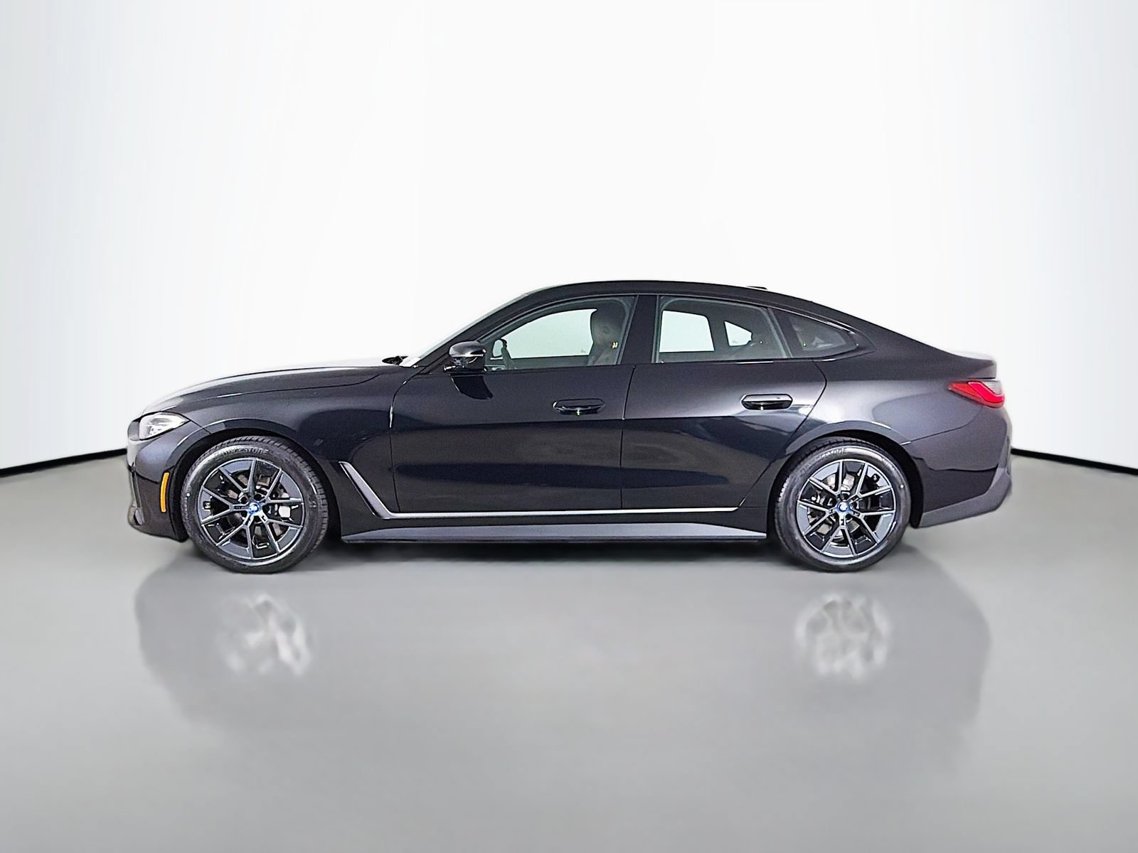 Used 2023 BMW i4 eDrive40 RWD image 4