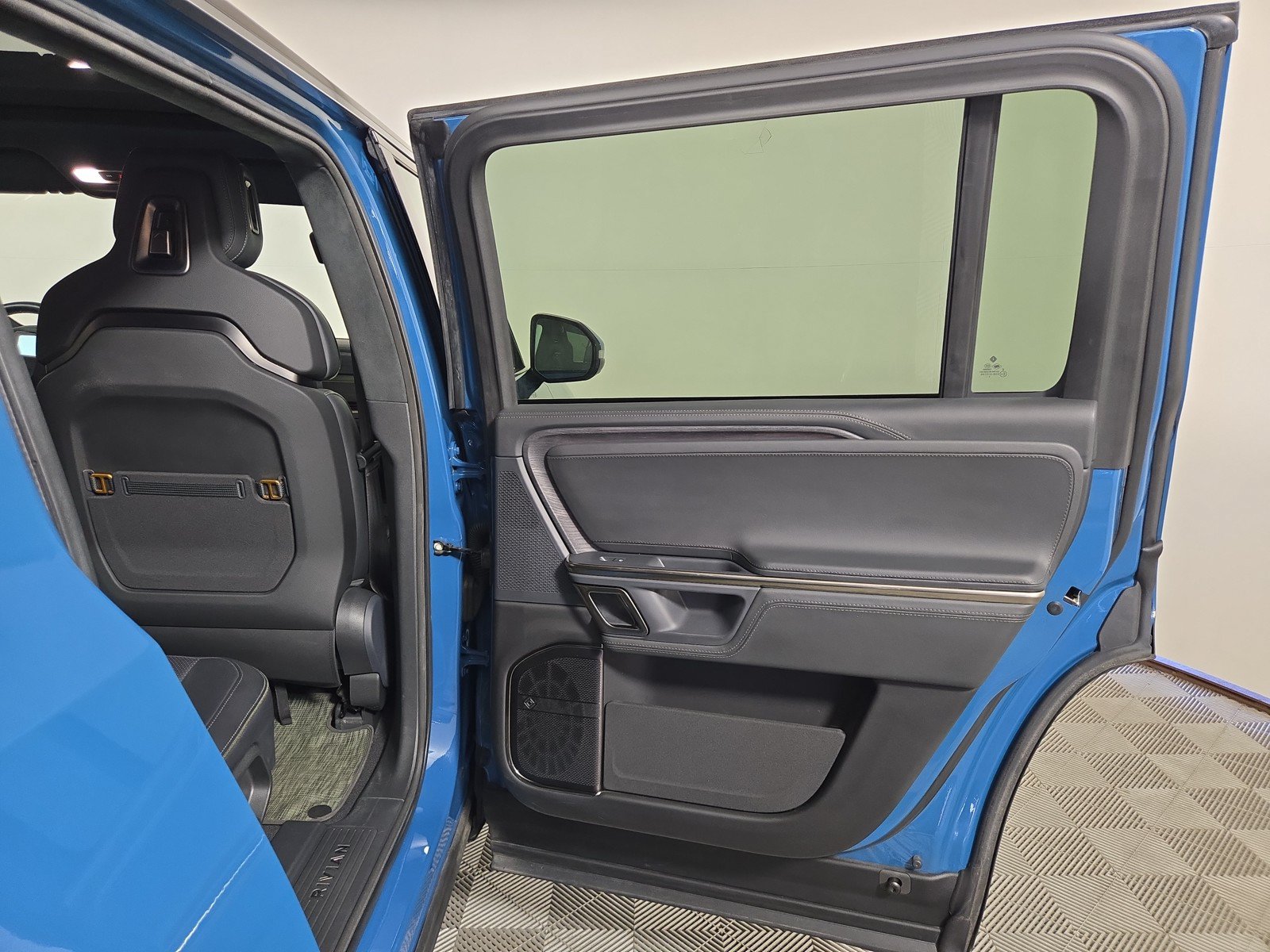 Used 2024 Rivian R1S Adventure AWD/4WD image 19