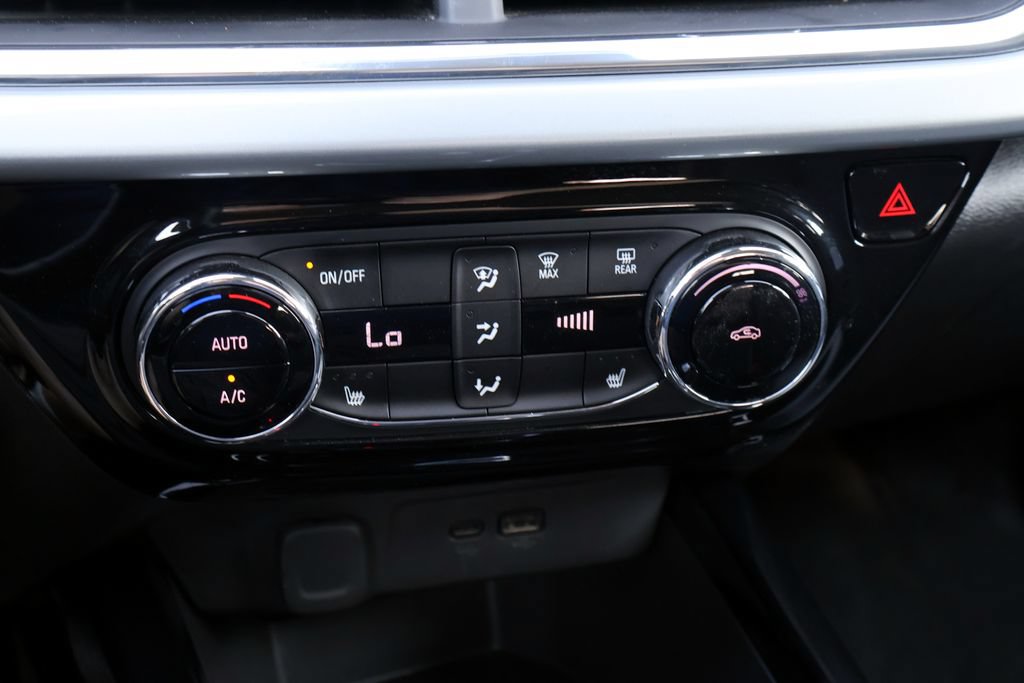 Used 2025 Chevrolet Trax LT w/ LT Convenience Package FWD image 32
