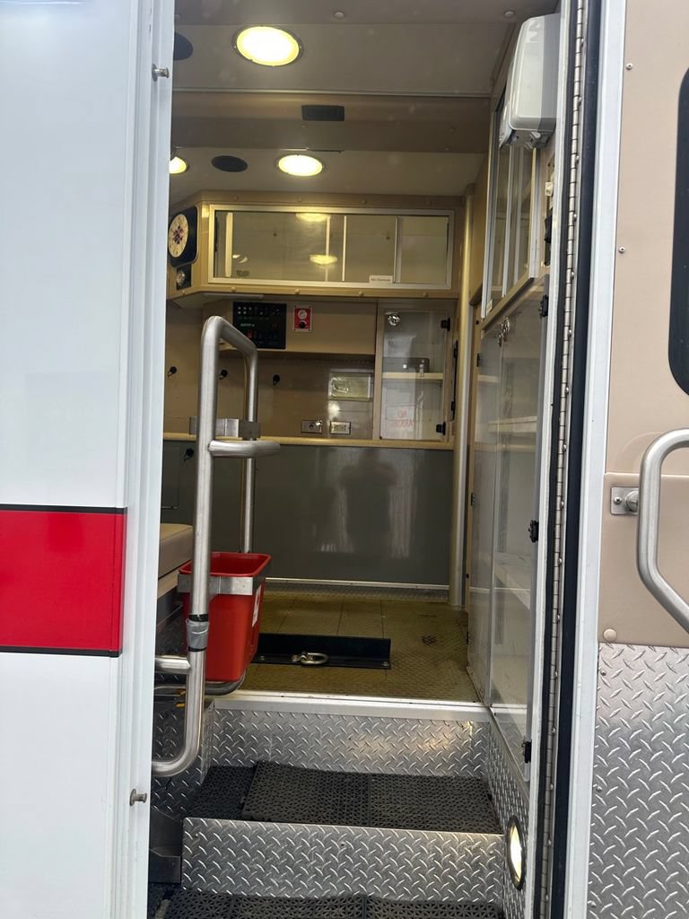 Used 2011 Chevrolet Express 4500 w/ Ambulance Package RWD image 39