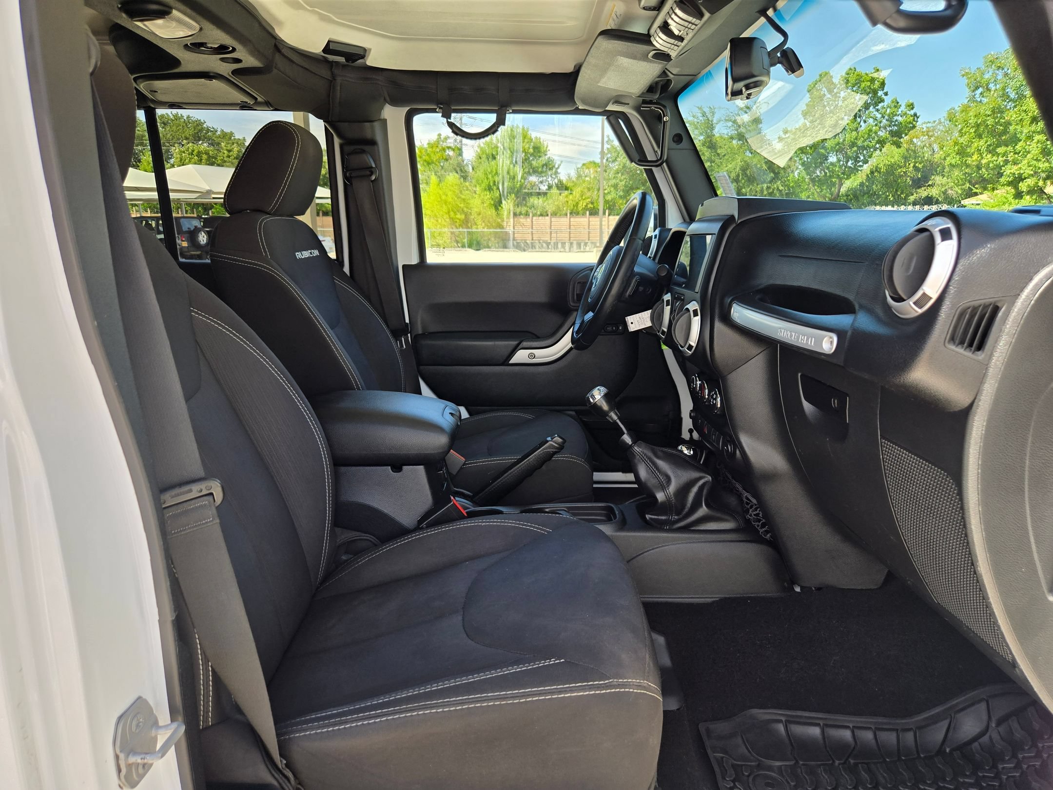 Used 2015 Jeep Wrangler Unlimited Rubicon w/ Connectivity Group AWD/4WD image 27
